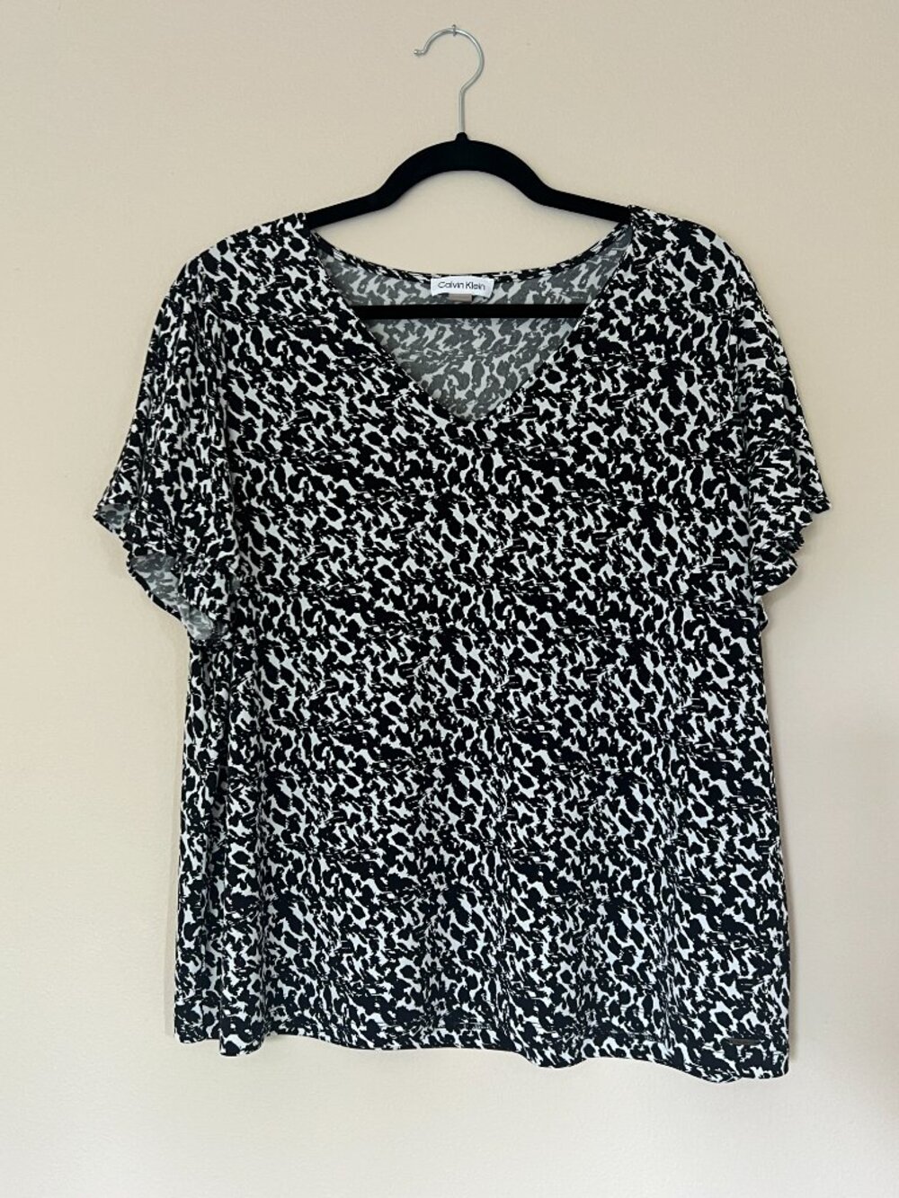Calvin Klein Short Sleeve V Neck Flutter Sleeve Top - Black White - Size 2X